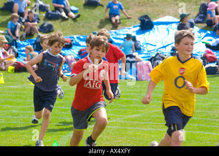 Jungen, die im Wettbewerb mit Grundschule Sport in Tasmanien Australien Stockfoto