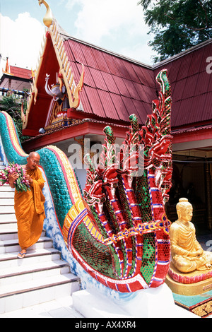 Ein Mönch läuft hinunter die Schritte von der Big Buddha Tempel als "Wat Phra Yai" in Ko Samui Thailand bekannt. Stockfoto