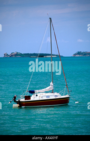 Ein Segelboot mit einem Schild "zu verkaufen" verankert vor Hut Mae Nam Beach auf der Insel Koh Samui in Thailand. Stockfoto