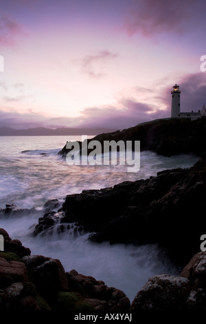 Fanad Leuchtturm County Donegal Ireland in der Morgendämmerung mit stürmischer See stürzt auf den Felsen Stockfoto