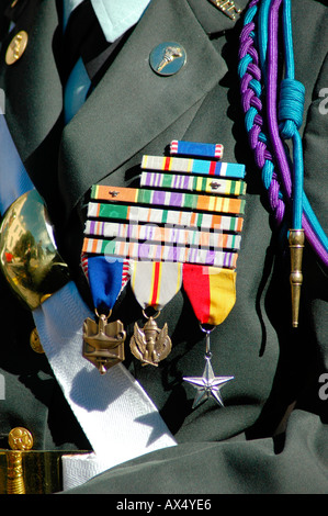 ROTC-Medaillen von der Armee an die Kinder von High Schools in Atlanta Army Ehre, Held, Pflicht Stockfoto