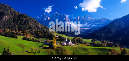 St. Magdalena und dem Naturpark Puez-Geisler "Geisler Gruppe" in Südtirol Stockfoto