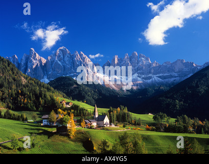 St. Magdalena und dem Naturpark Puez-Geisler "Geisler Gruppe" in Südtirol Stockfoto