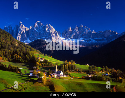 St. Magdalena und dem Naturpark Puez-Geisler "Geisler Gruppe" in Südtirol Stockfoto