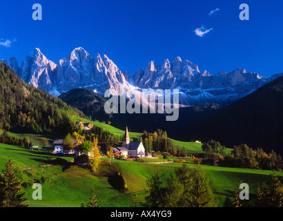 St. Magdalena und dem Naturpark Puez-Geisler "Geisler Gruppe" in Südtirol Stockfoto