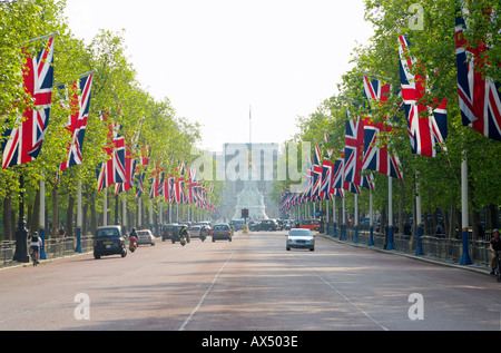 Die Mall führt zum Buckingham Palace in London England Großbritannien UK United Kingdom Stockfoto