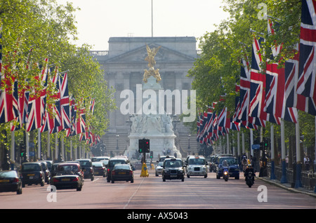 Die Mall führt zum Buckingham Palace in London England Großbritannien UK United Kingdom Stockfoto