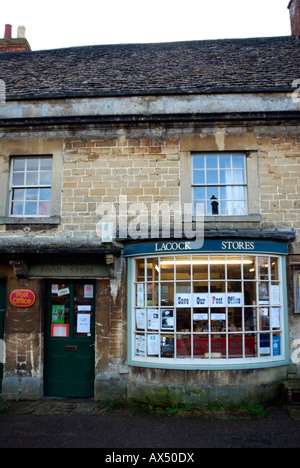 Speichern Sie unsere Post-Office-Zeichen in die Frontscheibe des Lacock Dorf Postamt nr Chippenham, Wiltshire Stockfoto