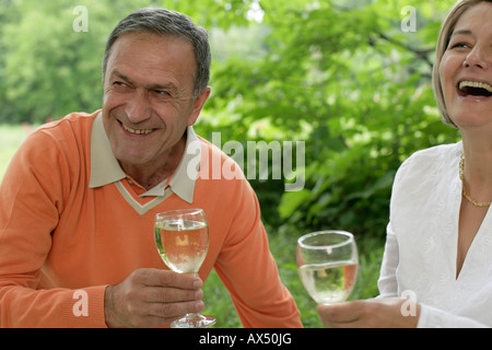 Älteres paar trinken Weißwein lachen Stockfoto