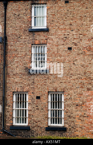 Wanddetail von Northallerton Gefängnis ein YOI oder junge Täter Institution im Zentrum Stadt mit vergitterten Fenstern Stockfoto