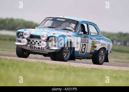 Ford Escort Mk1-Rallye-Auto auf der Rennstrecke Stockfoto