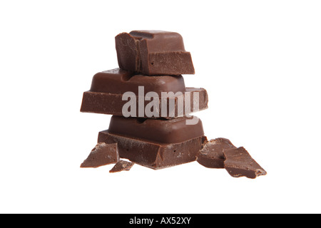 Stücke von Milchschokolade ausgeschnitten auf weißem Hintergrund Stockfoto