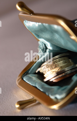 Leeren Geldbeutel Münzen Geld Bar und eine offene Tasche Stockfoto