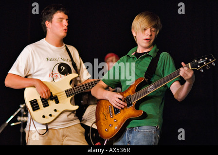 Junge Teenager-Jungen in Garagenband spielt auf der Bühne Corydon Indiana Stockfoto