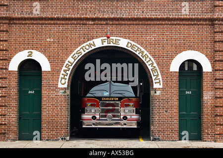 Eingang zum Charleston Feuerhaus und Feuerwehrauto 2 Charleston South Carolina Stockfoto