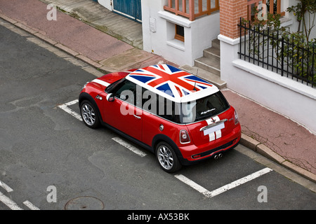 Ein Exemplar eines Austin Mini Cooper S-Boliden mit den englischen Farben. Spécimen d'Austin Mini Cooper S Aux Couleurs Anglaises. Stockfoto