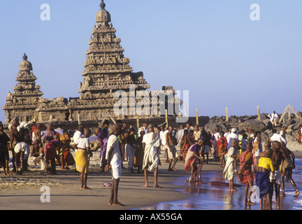Shore Tempel bei Mamalapuram Tamil Nadu mit Pilgern, Baden im Meer Stockfoto
