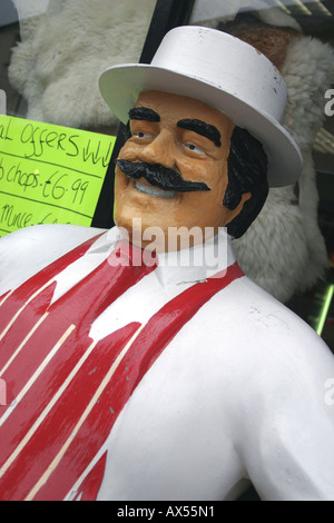 Wachs-Dummy von einem lustigen Metzger außerhalb der Metzgerei in Carrick-on-Shannon, County Leitrim, Irland Stockfoto