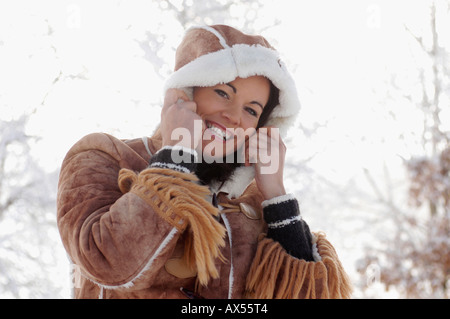 Junge Frau im Schnee, niedrigen Winkel Ansicht Stockfoto