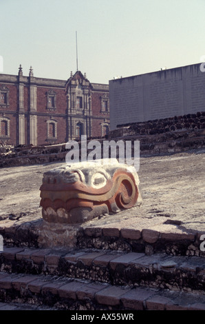 Kopf der Schlange mit der ursprünglichen Färbung an den aztekischen Ruinen des Templo Mayor oder der großen Pyramide von Tenochtitlan, Mexiko-Stadt Stockfoto