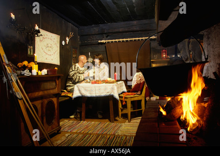 Paar sitzt vom Tisch in Alphütte Stockfoto