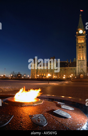 Ottawa Canadas Parliament Hill mit ewiger Flamme im Vordergrund Stockfoto