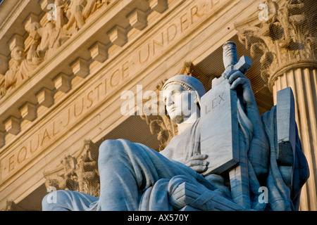 Statue des Obersten Gerichtshofs der Vereinigten Staaten am Eingang des Obersten Gerichtshofs der Vereinigten Staaten von Washington DC Stockfoto