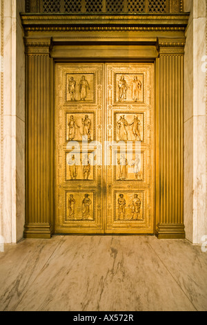 Die Bronze Türen des United States Supreme Court, die großen historischen Szenen der Rechtsreform. Washington DC US US Stockfoto