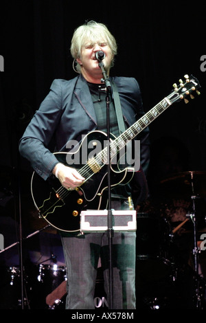 Kanadischer Musiker Tom Cochrane führt bei einem Konzert. Stockfoto