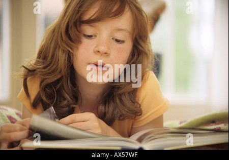 Mädchen (8-9) Lesebuch, close-up Stockfoto