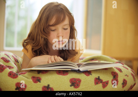 Mädchen (9-10) Lesebuch, close-up Stockfoto