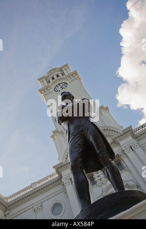 Statue von Stamford Raffles vor dem Victoria Theater und Konzerthalle-Singapur Stockfoto