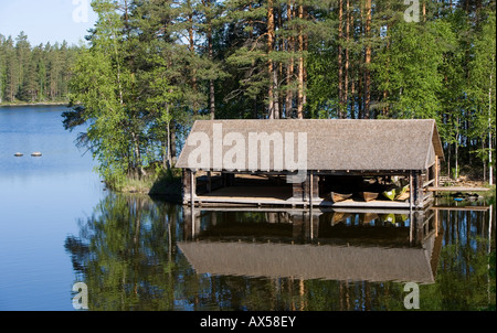Altmodisches Holzboathouse für Ruderboote und Skiffs und Jollen/Jollen am See Konnevesi Finnland Stockfoto
