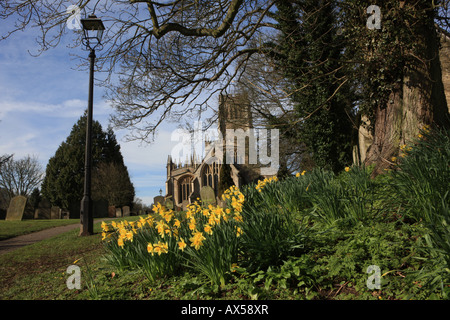 Ein Frühlingstag in den Kirchhof in Northleach in den Cotswolds Stockfoto