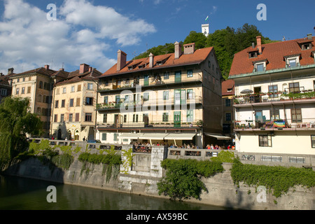 Slowenien-Ljubljana Blick auf Häuser Restaurants neben Ljubljana Fluss Stockfoto