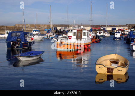 Boote vor Anker in Portrush Harbour, County Antrim, Nordirland Stockfoto