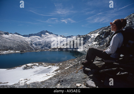 Frau in Wandern Outfit, Oberer Schwarzhornsee, Hochalmspitze Berg, Nationalpark Hohe Tauern, Kärnten, Österreich Stockfoto