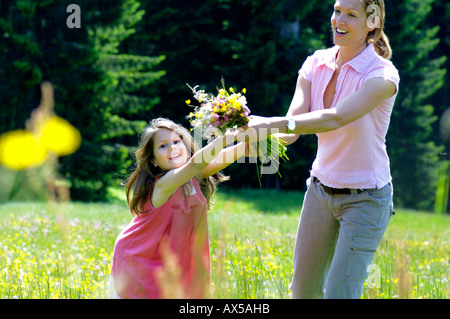 Mutter und Tochter in Sommerwiese Stockfoto