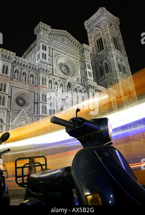 Vespa parkte vor einem Dom, Nachtzeit, Florenz, Toskana, Italien, Europa Stockfoto