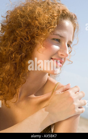 Junge Frau am Strand, Lächeln, Porträt Stockfoto