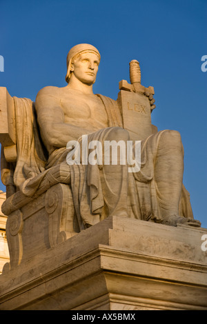 Autorität des Gesetzes Statue Skulptur am Eingang des United States Supreme Court Stockfoto