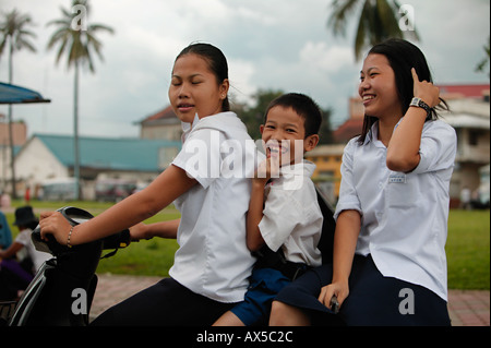 Kinder kommen von der Schule Phnom Penh Kambodscha Asien Stockfoto