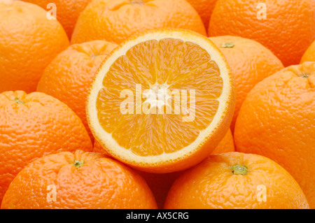 Orange Hälfte auf Orangen Stockfoto