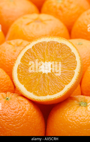 Orange Hälfte auf Orangen Stockfoto