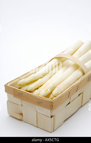Weißer Spargel (Spargel Officinalis) in einem Korb Stockfoto