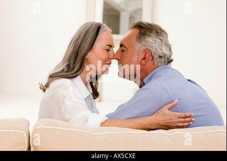 Älteres paar Nasen aneinander zu reiben, schloss die Augen Stockfoto