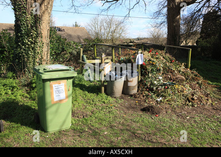 Abfall auf dem Hof der Kirche St. Peter und St. Paul in Northleach in den Cotswolds Stockfoto