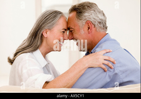 Älteres paar Nasen reiben, zusammen, lächelnd, Nahaufnahme Stockfoto