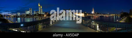 360-Grad-Panoramablick auf Frankfurts Skyline und Fußgänger Brücke "Eiserner Steg", Frankfurt am Main, Hessen, Deutschland Stockfoto