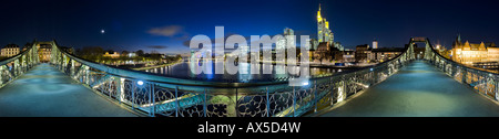 360-Grad-Panoramablick auf Frankfurts Skyline und Fußgänger Brücke "Eiserner Steg", Frankfurt am Main, Hessen, Deutschland Stockfoto